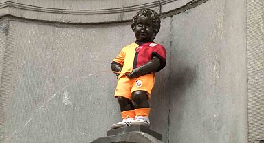 Galatasaray'ın 5 yıldızlı forması 406 yıllık Manneken Pis heykeline giydirildi