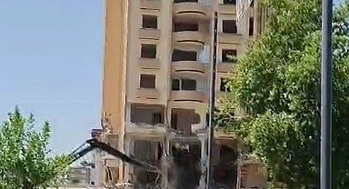 Gaziantep'te ağır hasarlı bina kontrollü şekilde yıkıldı