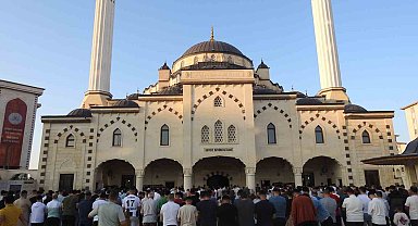 Gaziantep'te bayram namazında camiler doldu taştı