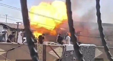 Gaziantep'te çatı katı yangını sırasında patlama: Faciadan dönülen anlar kamerada