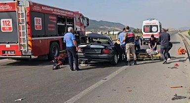 Gaziantep'te iki otomobil çarpıştı: 1 ölü, 2 yaralı