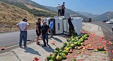 Gaziantep'te virajı alamayan karpuz yüklü kamyonet yan yattı