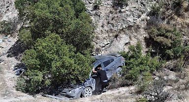 Gaziantep'te virajı alamayan otomobil dere yatağına uçtu, yaralanan olmadı