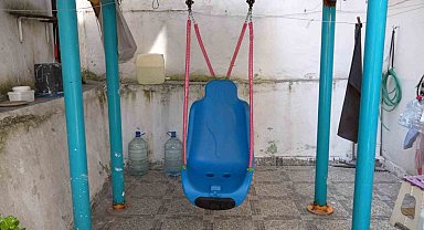 Gaziosmanpaşa'da özel çocuk Eren'in salıncak sevinci