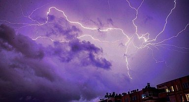 Gecenin karanlığını şimşekler aydınlattı