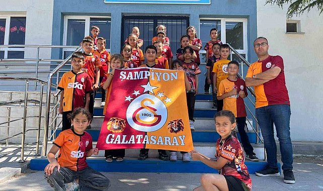 Gediz'de ilkokul öğrencilerinin şampiyonluk kutlaması beğeni topladı