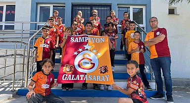 Gediz'de ilkokul öğrencilerinin şampiyonluk kutlaması beğeni topladı