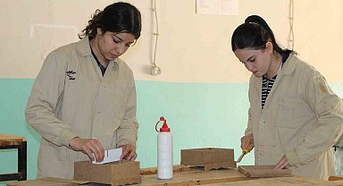 Geleceklerini şekillendiren genç kızlar erkeklerin mesleğine göz dikti