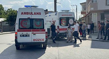 Gelen otomobilden korktular kaldırıma atlarken yaralandılar