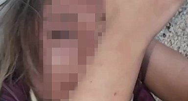 Genç kızı darp edip özür dilettiler, o anları sosyal medyada paylaştılar