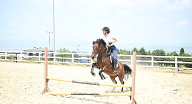 Gençler ata binerek stres attı