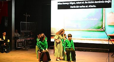 Gençlerden İngilizce tiyatro oyunu