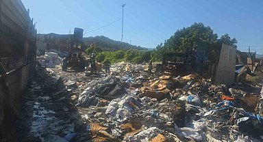 Geri dönüşüm depolama alanında çıkan yangın söndürüldü