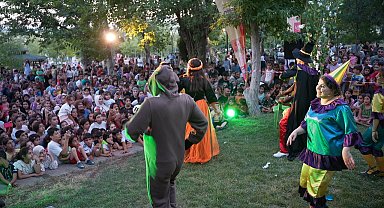 Gezici Çocuk Tiyatro Günleri Ergani, Hazro ve Hani'de çocuklarla buluştu