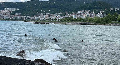 Giresun'da denizde akıntıya kapılan çocuğu arama çalışmaları sürüyor