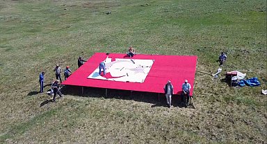 Giresun'un 2500 rakımlı zirvesine 54 metrekarelik bayrak