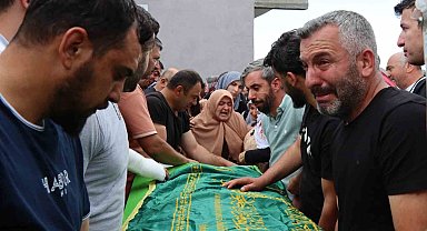 Göçük altına kalarak hayatını kaybeden 3 işçi gözyaşları arasında toprağa veriliyor