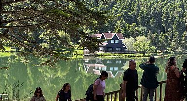 Gölcük Tabiat Parkı tatilcilerin akınına uğradı: "Doğası, enerjisi harika"