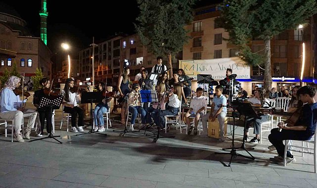 Gölhisar'da küçük parmaklar Yörük ezgilerini Batı'nın tınılarıyla buluşturdu