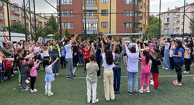 Gönüllüler el ele, çocukların bayramı şenleniyor