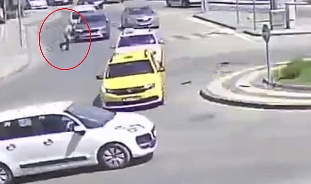 Görenleri hayrete düşüren kaza kamerada... Otomobilin çarpmasıyla savruldu hiçbir şey olmamış gibi yoluna devam etti