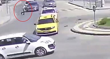 Görenleri hayrete düşüren kaza kamerada... Otomobilin çarpmasıyla savruldu hiçbir şey olmamış gibi yoluna devam etti