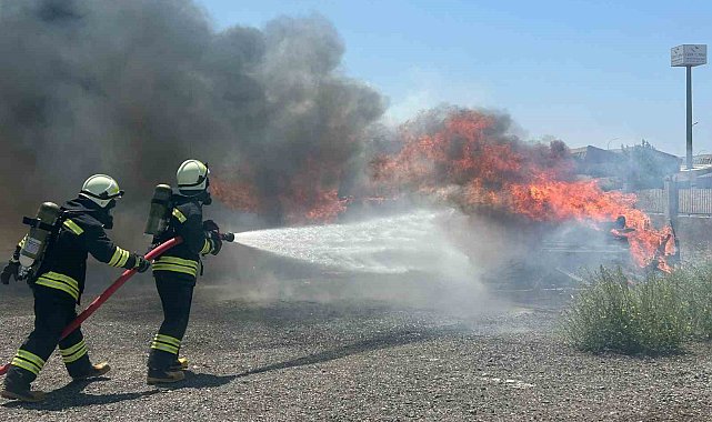 Göreve başlayan 45 itfaiye erinin gerçeğini aratmayan eğitimi nefes kesti
