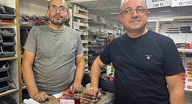 Görme engeline rağmen 25 yıldır bıçak biliyor