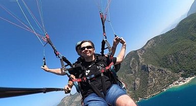 Görme engelli İngiliz turist Babadağ'dan uçtu