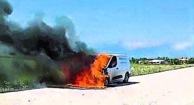 Gübre satmak için mahalleleri dolaşan araç metal yığınına döndü