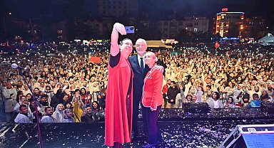 Gül festivalinde sağanak altında Kıraç rüzgârı