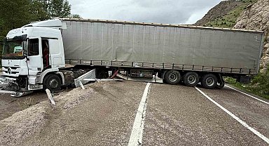 Gümüşhane-Bayburt karayolunda tır kazası sonucu ulaşım tek şeritten kapandı