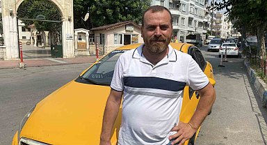 Günün kahramanı taksici: Caddeyi geçip insanların üzerine giden otomobili durdurdu