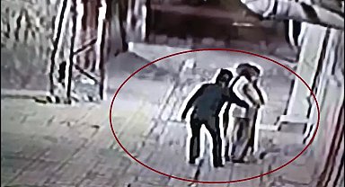 Güvenlik kameralarından tespit edilen hırsızlar, pazarcı ve simitçi kılığına giren polisler tarafından yakalandı