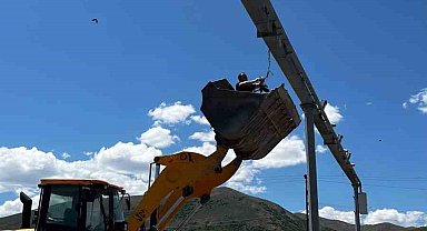 Güvenlik kamerası direğine takılan karga için seferber oldular