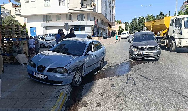 Hafif ticari araç ile otomobil çarpıştı: 1 yaralı