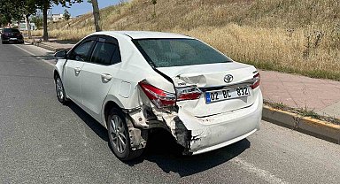 Hafif ticari araç ile otomobil çarpıştı