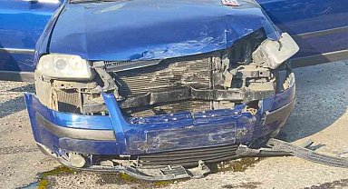 Hafif ticari araç kanala uçtu: 2 yaralı