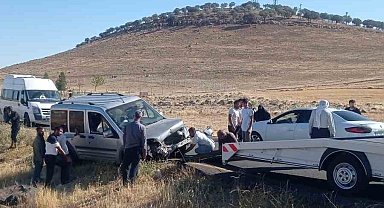 Hafif ticari araç savruldu, sürücüsü yaralandı