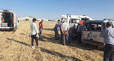 Hafif ticari araç takla attı: 2 yaralı
