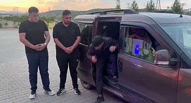 Hafif ticari aracın içinden 14 düzensiz göçmen çıktı