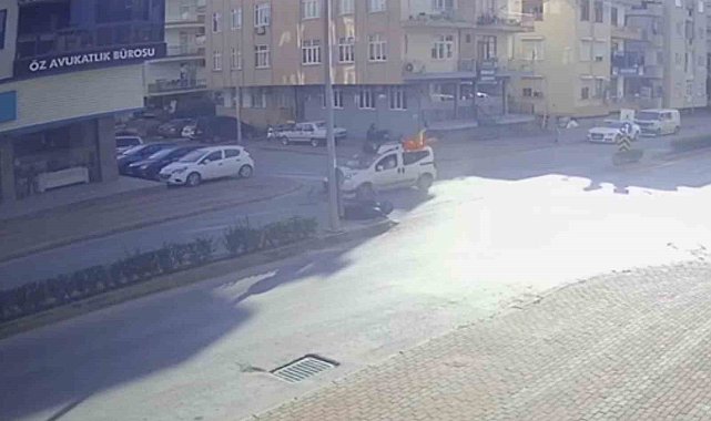 Hafif ticari araçla çarpışan motosiklet sürücüsü ve yolcu ölümden döndü