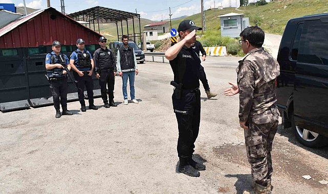 Hakkari Emniyet Müdürü Yılmaz, Yüksekova'da polislerle bir araya gelerek bayramlarını kutladı