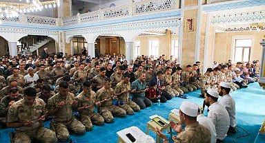 Hakkari Ulu Cami'de şehitler için dualar yükseldi
