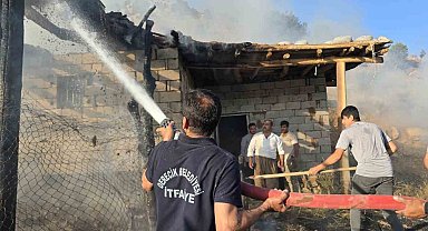 Hakkari'de korkutan yangın: Bin 100 balya ot kül oldu