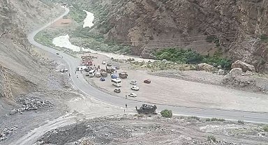 Hakkari'de midibüs devrildi, 6 asker yaralandı