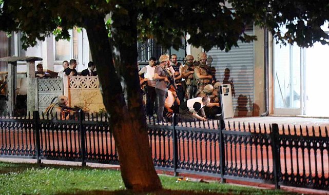 Hakkında yakalama kararı olan şahıs polise ateş açıp dükkana saklandı: Yaralı halde 6 saat direndi