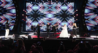 Haluk Levent'ten sahnede düğün sürprizi: Çiftetelli ve balayı hediyesi