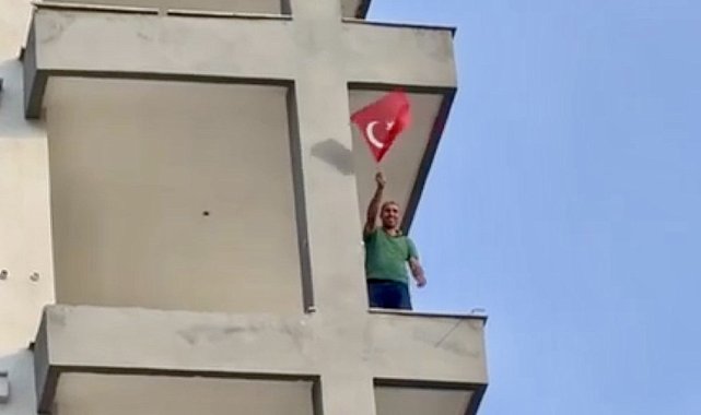Hasarlı bina yıkımında iş makinesi operatörünün Türk bayrağı hassasiyeti