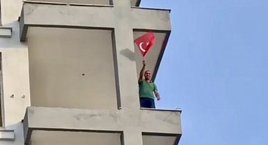 Hasarlı bina yıkımında iş makinesi operatörünün Türk bayrağı hassasiyeti